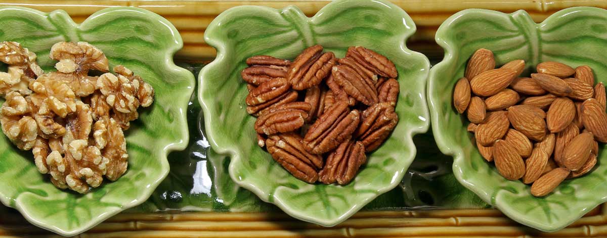 Nuts on the Candida diet: walnuts, pecans, almonds